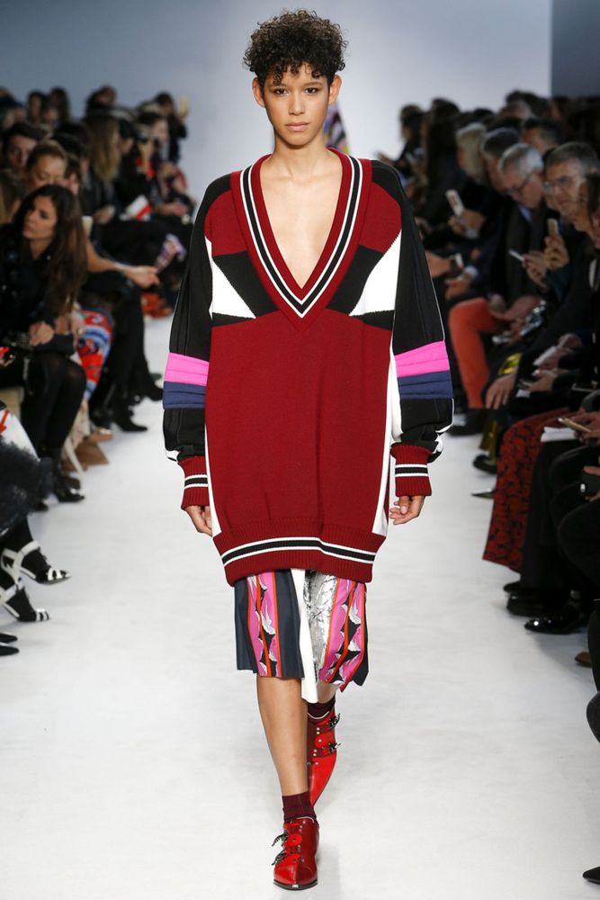 На фото6 объемный свитер осень-зима 2016-2017 из коллекции Emilio Pucci.
