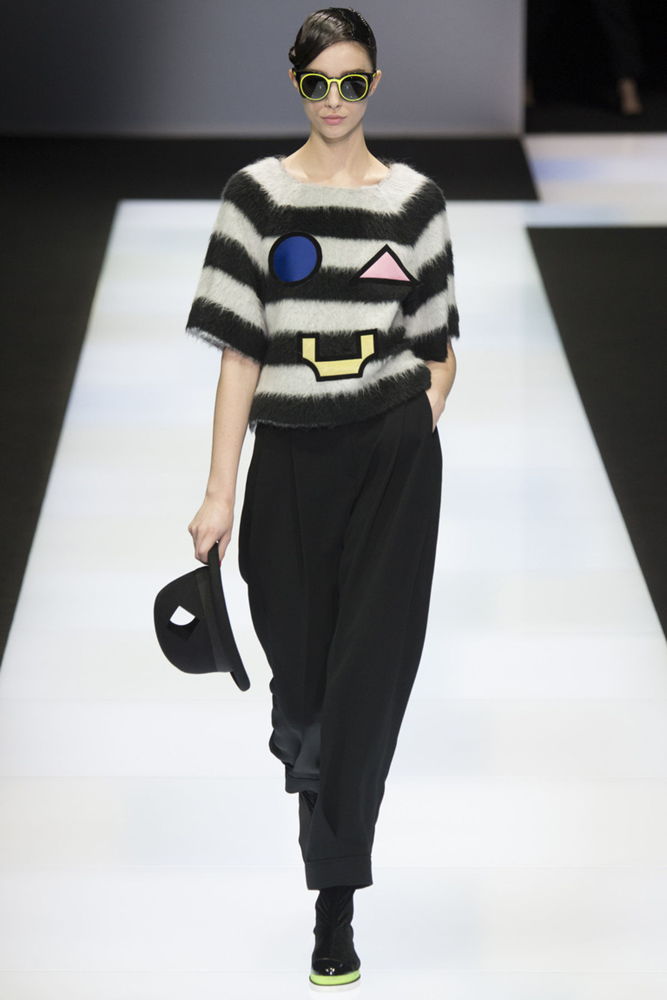 На фото: гламурные вечерний свитер осень-зима 2016-2017 из коллекции Emporio Armani. .