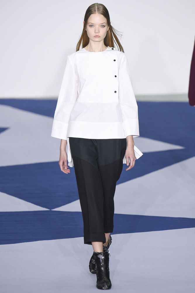 На фото: брюки клеш для холодного времени года в сезоне осень/зима 2016-2017 из коллекции Eudon Choi.