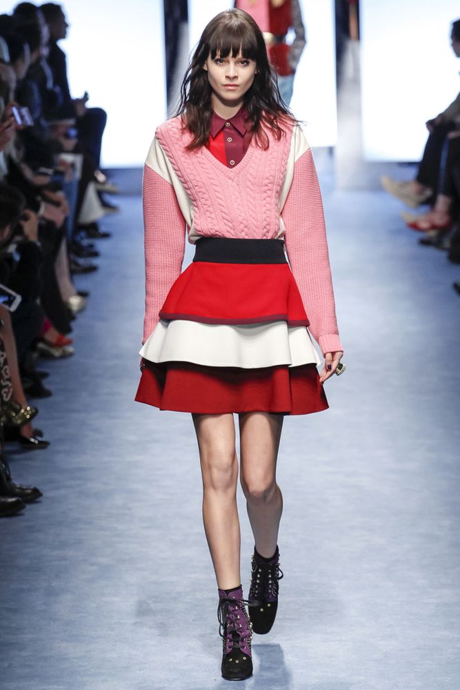 На фото: облегающией свитер осень-зима 2016-2017 из коллекции Fausto Puglisi.