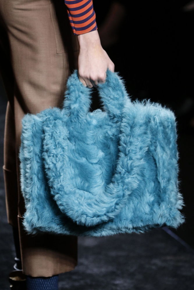 На фото: модная сумка с мехом осень-зима 2016-2017 из коллекции Fendi.