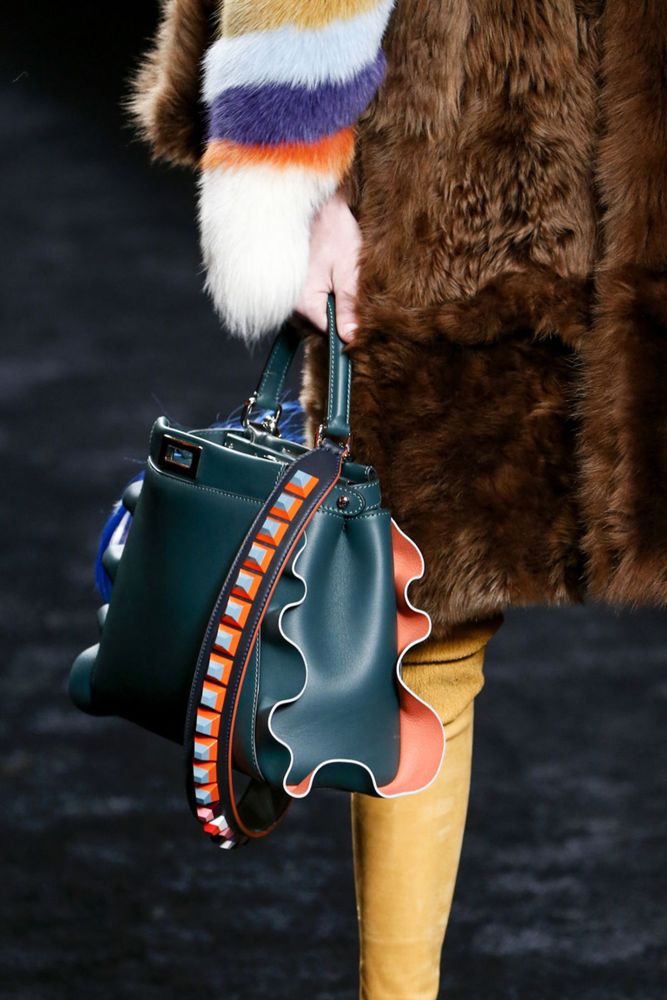 На фото: модная модель сумки осень-зима 2016-2017 из коллекции Kenzo. тренд сезона осень-зима 2016-2017 из коллекции Fendi6.