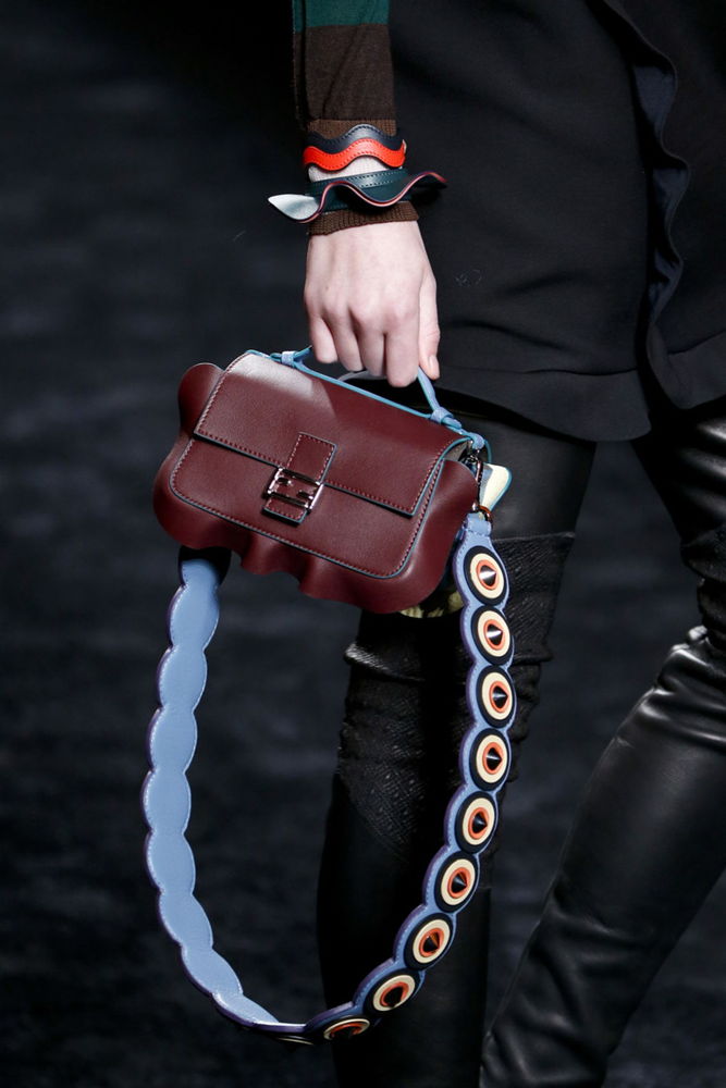 На фото: модная модель сумки осень-зима 2016-2017 из коллекции Kenzo. тренд сезона осень-зима 2016-2017 из коллекции Fendi6.