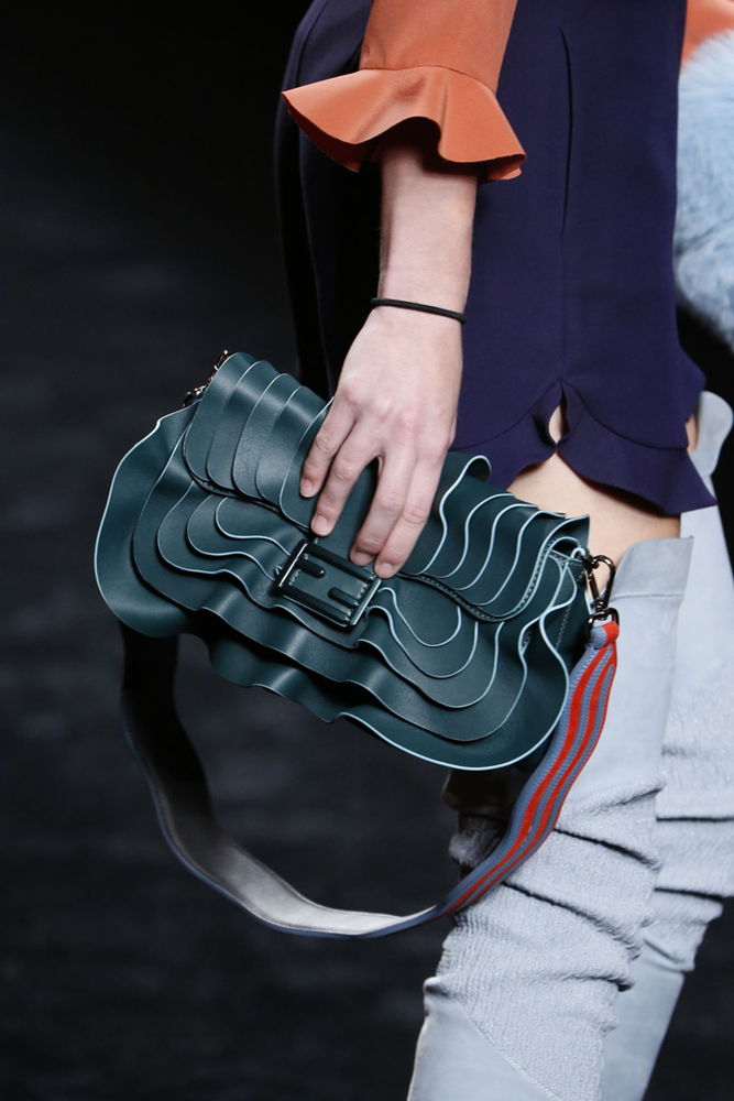 На фото: модная модель сумки осень-зима 2016-2017 из коллекции Kenzo. тренд сезона осень-зима 2016-2017 из коллекции Fendi6.