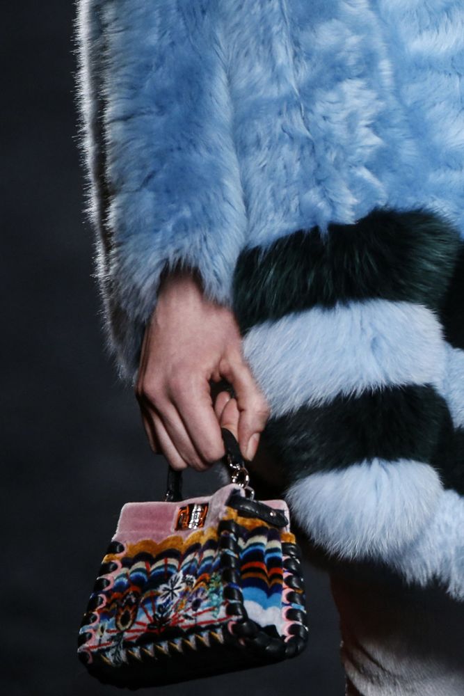 На фото: разноцветная сумка – тренд сезона осень-зима 2016-2017 из коллекции Fendi6.