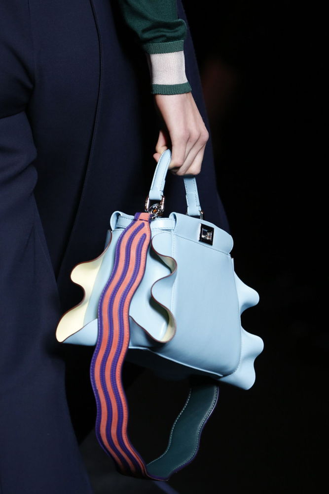 На фото: модная модель сумки осень-зима 2016-2017 из коллекции Kenzo. тренд сезона осень-зима 2016-2017 из коллекции Fendi6.