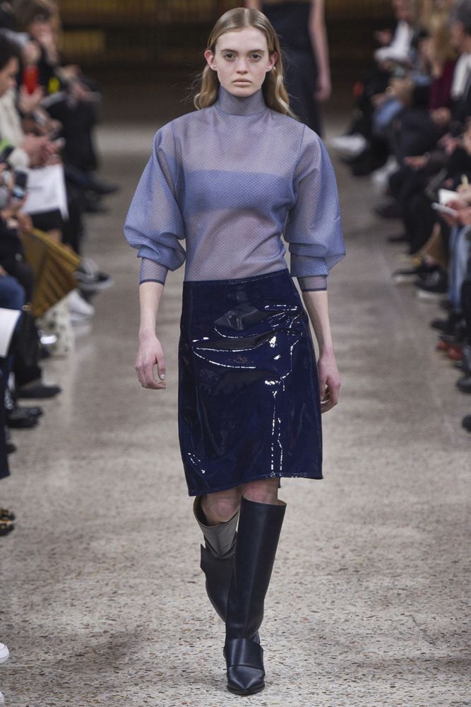 На фото: тренд осени и зимы 2016-2017: стильная юбка из кожи из коллекции Gabriele Colangelo.