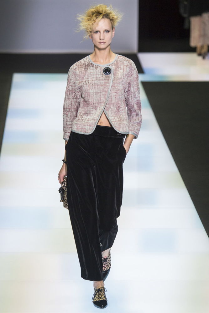На фото: необычная модель модных брюкв сезоне осень/зима 2016-2017 из коллекции Giorgio Armani.
