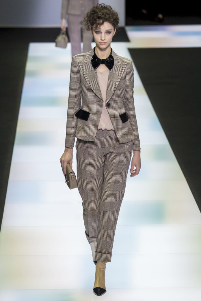 На фото: необычная модель модных брюкв сезоне осень/зима 2016-2017 из коллекции Giorgio Armani.