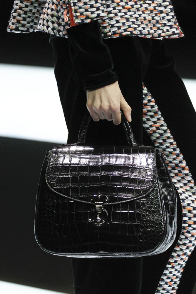На фото: модные модели сумок осень-зима 2016-2017 из коллекции Giorgio Armani.