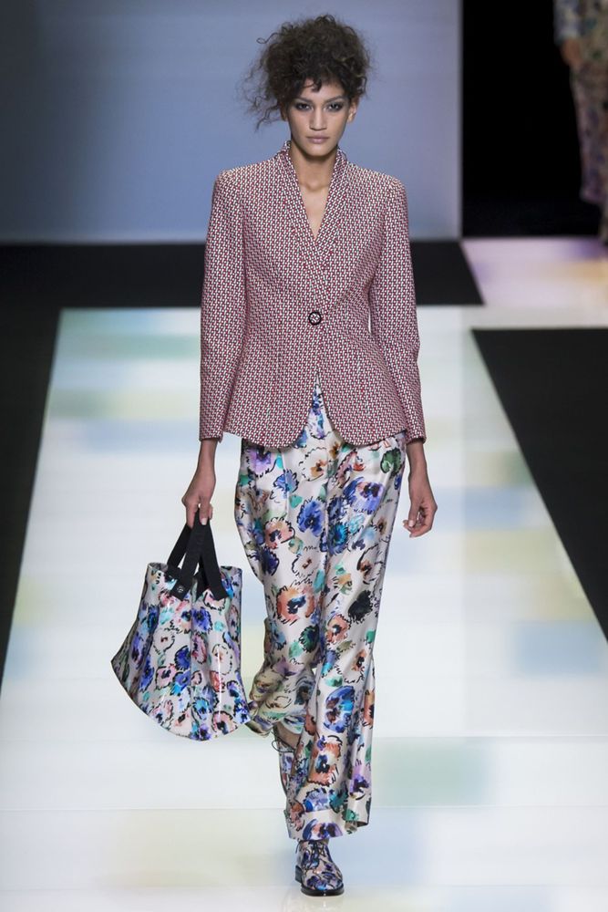 На фото: необычная модель модных брюкв сезоне осень/зима 2016-2017 из коллекции Giorgio Armani.