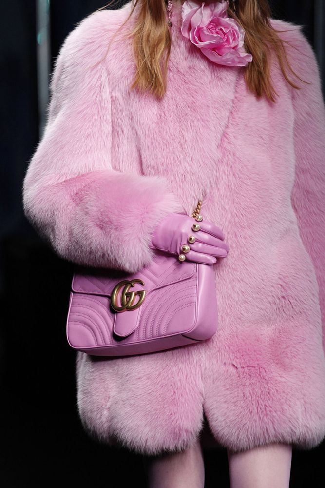 На фото: сумка выполненная в тон одежды – тренд сезона осень-зима 2016-2017 из коллекции Gucci.