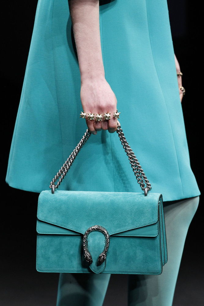На фото: сумка выполненная в тон одежды – тренд сезона осень-зима 2016-2017 из коллекции Gucci.