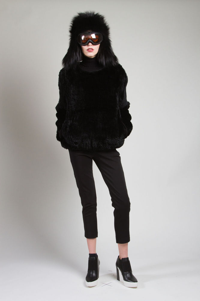 На фото: свитер осень-зима 2016-2017 с деталями из натурального меха из коллекции Helen Yarmak.
