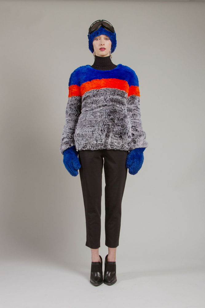 На фото: свитер осень-зима 2016-2017 с деталями из натурального меха из коллекции Helen Yarmak.