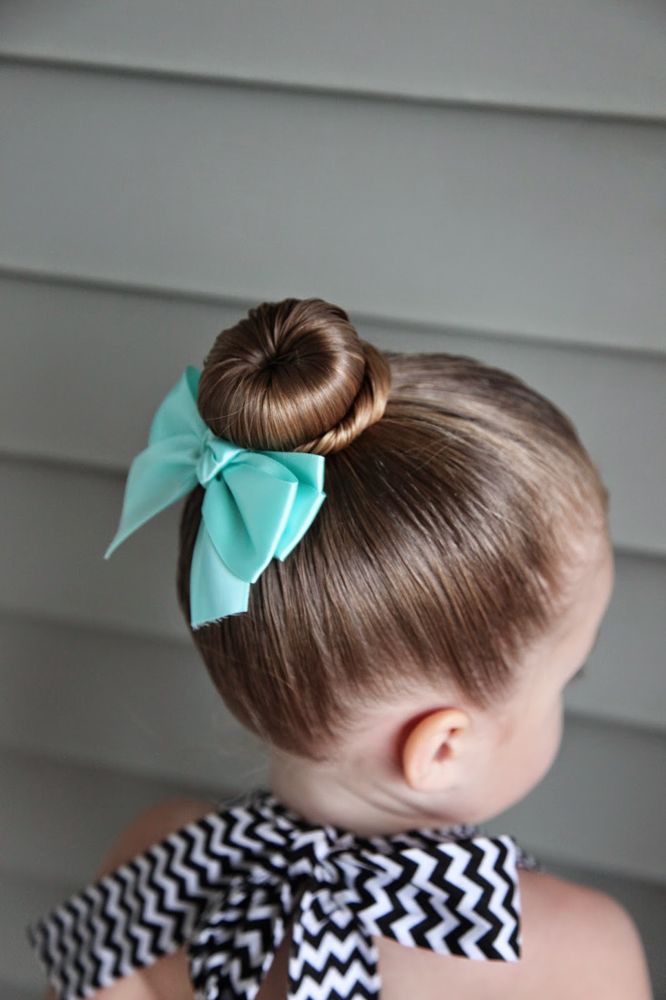 На фото: прическа для девочек на короткие волосы.