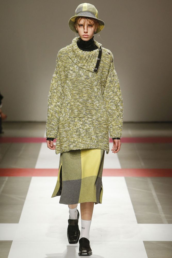 На фото6 объемный свитер осень-зима 2016-2017 из коллекции Iceberg.