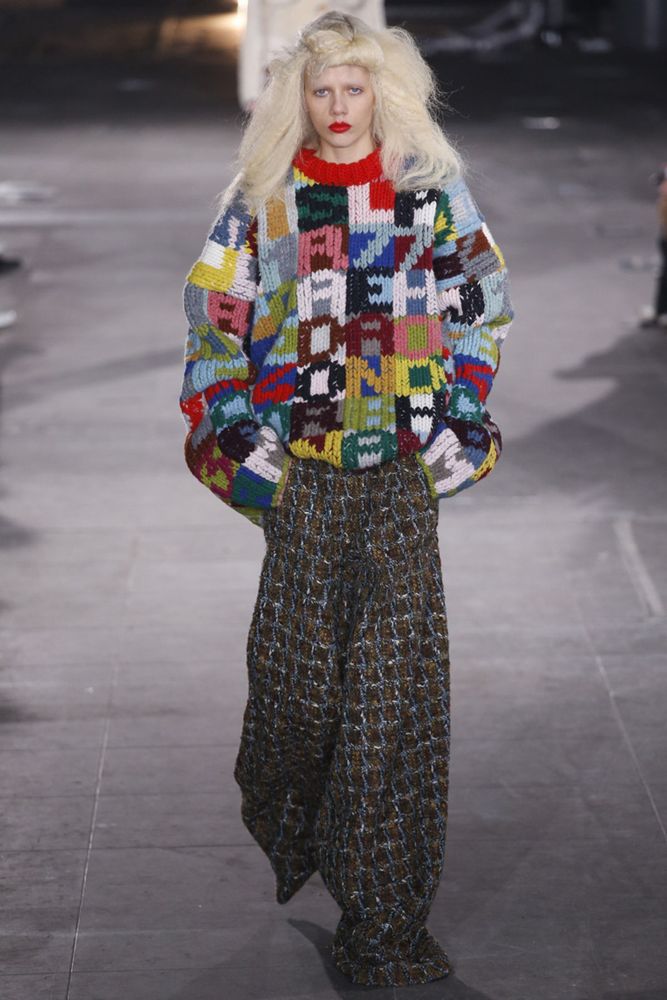 На фото: свитер с модным орнаментом осень-зима 2016-2017 из коллекции Joseph.