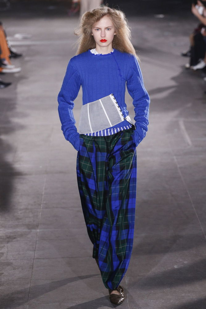 На фото: свитер с модным орнаментом осень-зима 2016-2017 из коллекции Joseph.