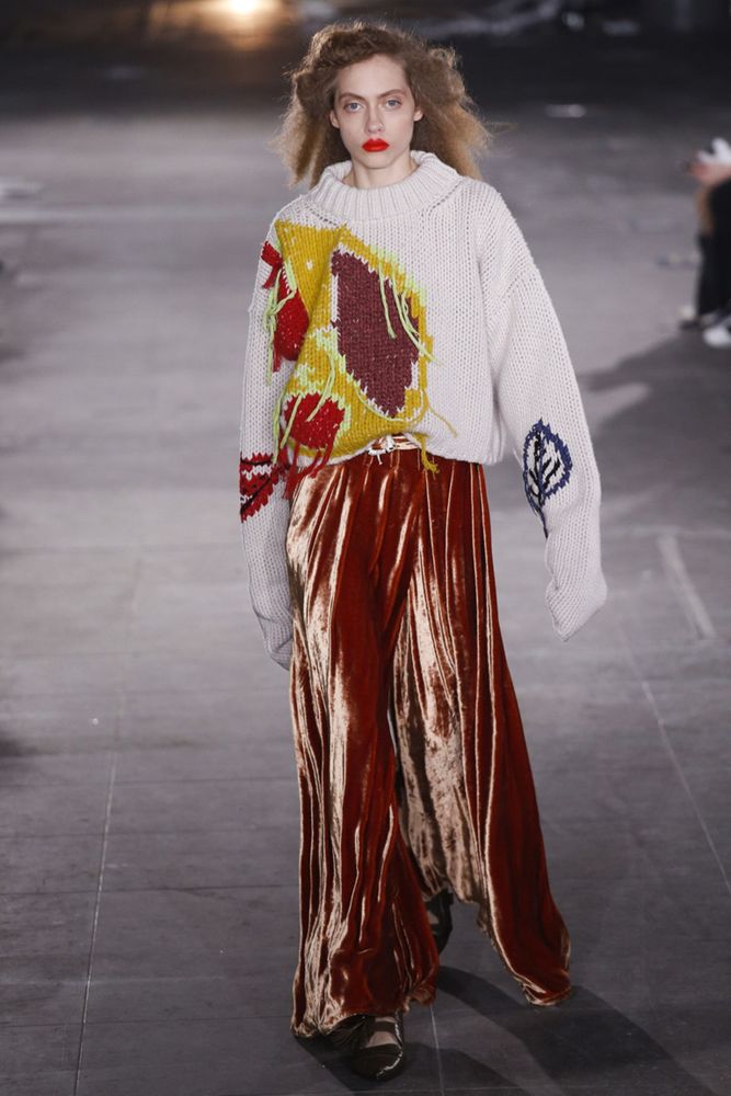 На фото: свитер с модным орнаментом осень-зима 2016-2017 из коллекции Joseph.