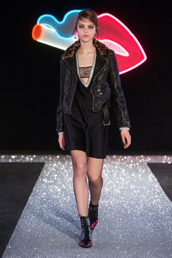 На фото: кожаная куртка-косуха сезона осень-зима 2016-2017 из коллекции Just Cavalli.