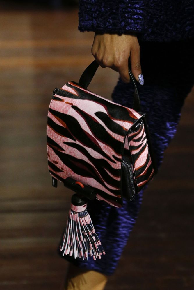 На фото: модные модели сумок осень-зима 2016-2017 из коллекции Kenzo.