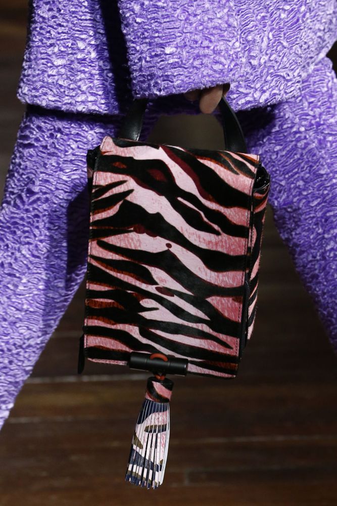 На фото: модные модели сумок осень-зима 2016-2017 из коллекции Kenzo.