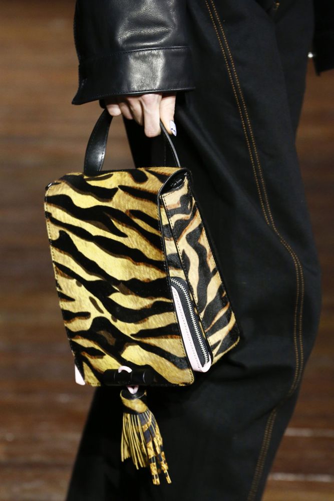 На фото: модные модели сумок осень-зима 2016-2017 из коллекции Kenzo.