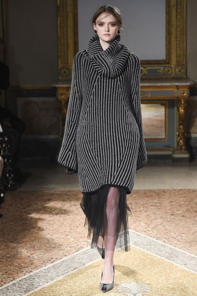 На фото: длинный джемпер осень-зима 2016-2017 из коллекции Les Copains.