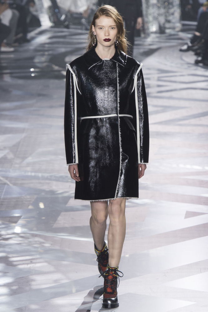 На фото: лакированная кожаная куртка сезона осень-зима 2016-2017 из коллекции Louis Vuitton.