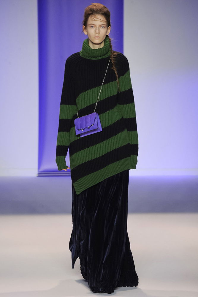 На фото: длинный свитер и джемпер осень-зима 2016-2017 из коллекции Marco-de-Vincenzo.