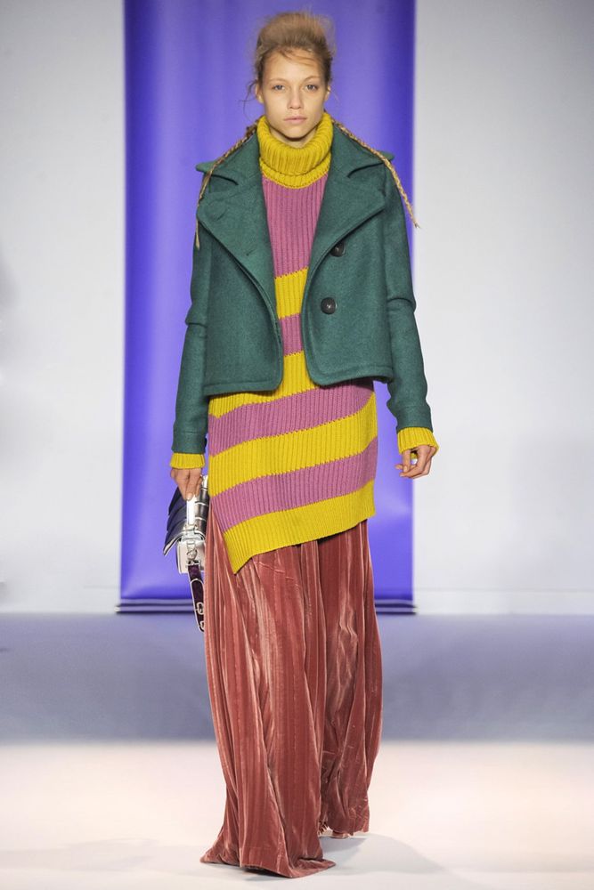 На фото: длинный свитер и джемпер осень-зима 2016-2017 из коллекции Marco-de-Vincenzo.