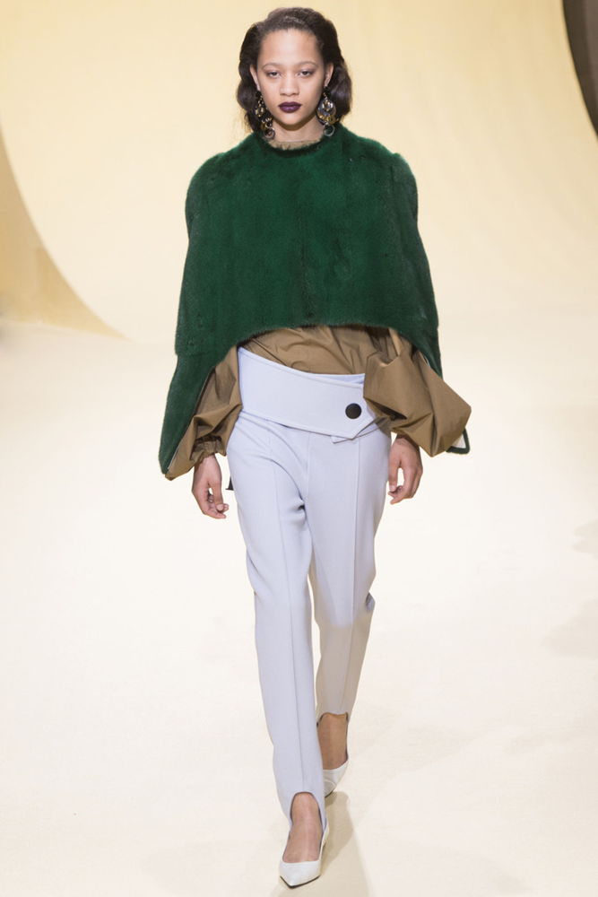 На фото: свитер осень-зима 2016-2017 с деталями из натурального меха из коллекции Marni.