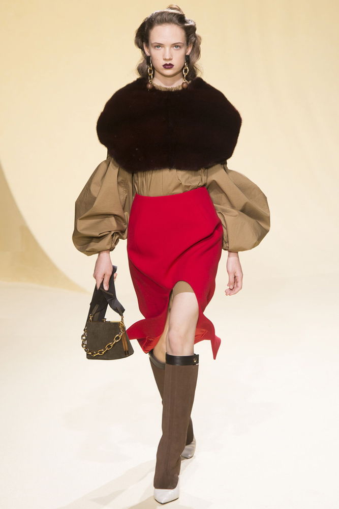 На фото: стильная юбка со смелым разрезомсезоне осень-зима 2016-2017 из коллекции Marni.