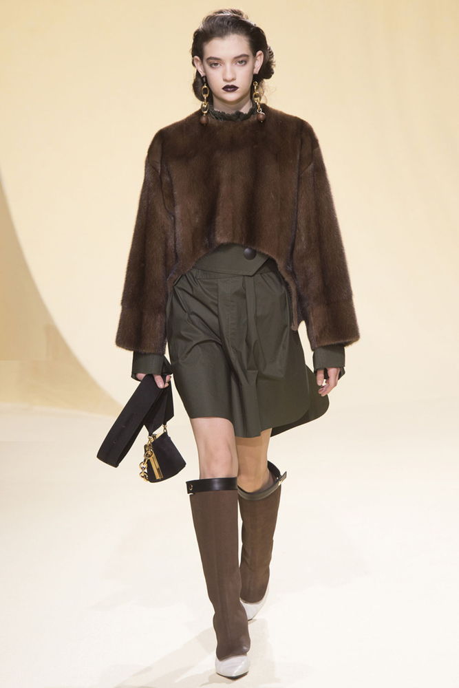 На фото: свитер осень-зима 2016-2017 с деталями из натурального меха из коллекции Marni.