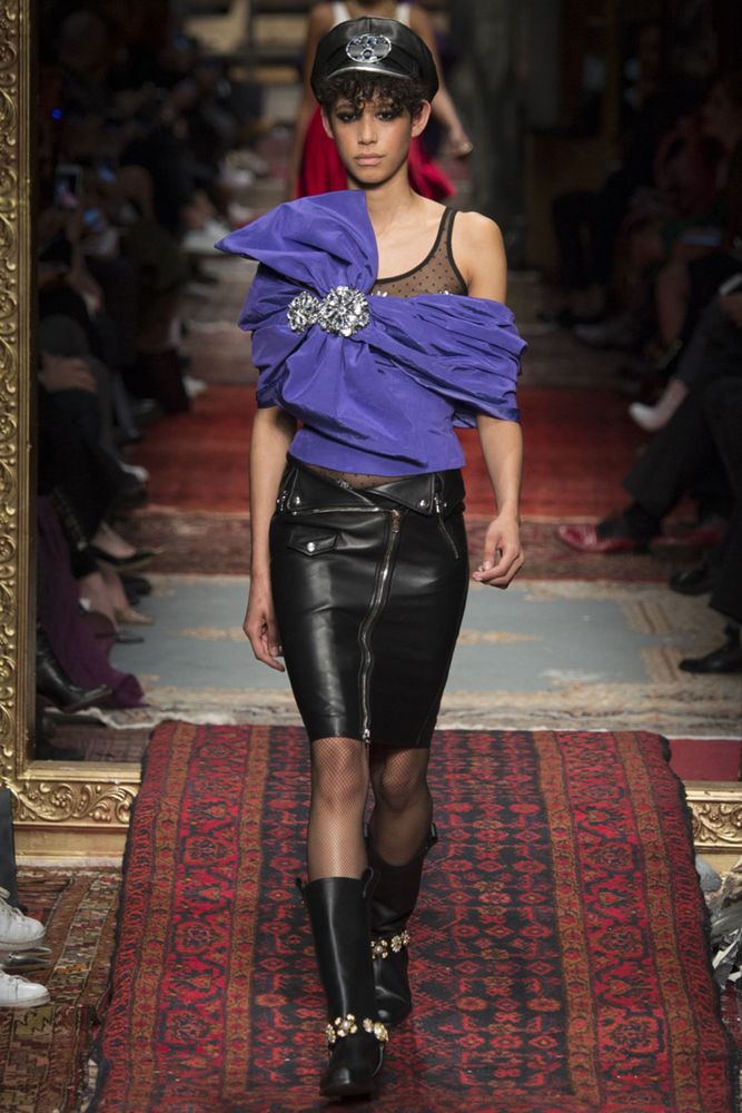 На фото: тренд осени и зимы 2016-2017: стильная юбка из кожи из коллекции Moschino.
