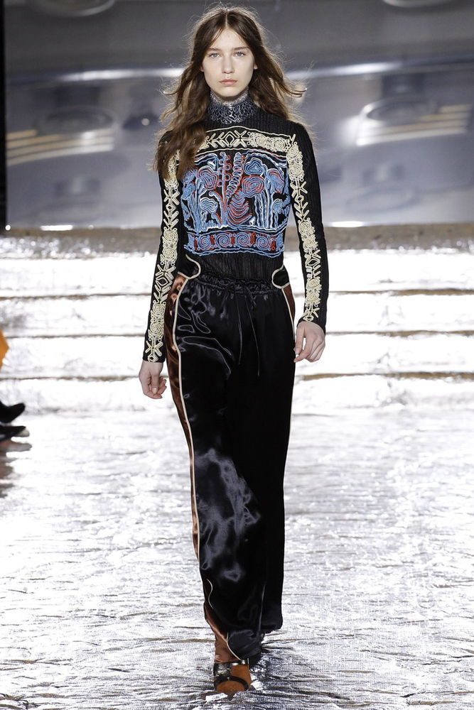 На фото: свитер с модным орнаментом осень-зима 2016-2017 из коллекции Bottega Veneta.