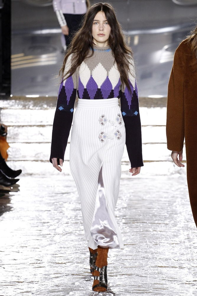 На фото: свитер с модным орнаментом осень-зима 2016-2017 из коллекции Bottega Veneta.