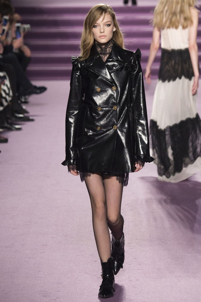 На фото: кожаная куртка сезона осень-зима 2016-2017 из коллекции Philosophy di Lorenzo Serafiniю.