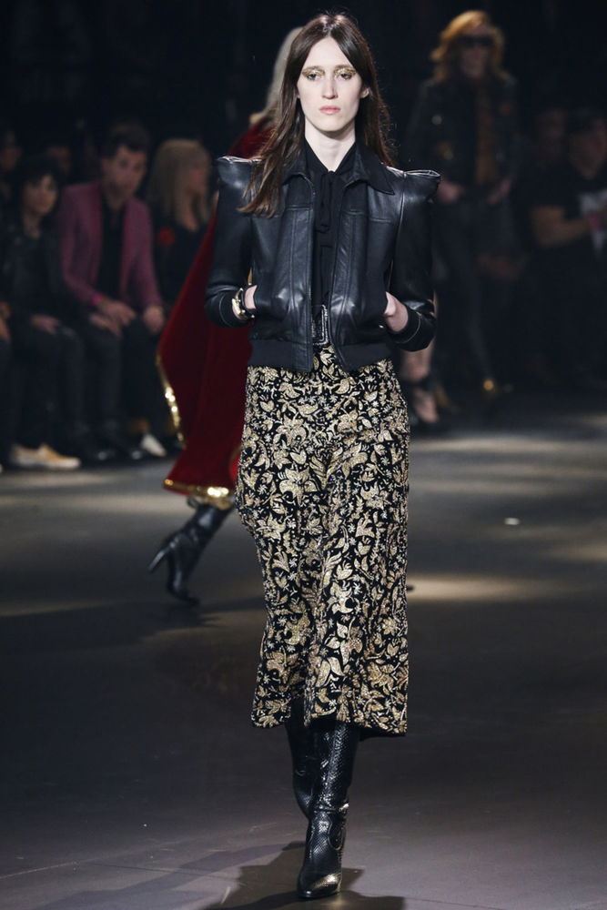 На фото: пиджак из кожи сезона осень-зима 2016-2017 из коллекции Saint Laurent.