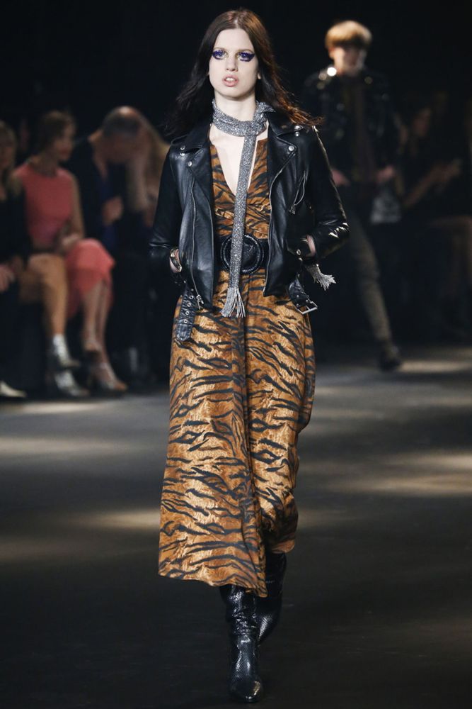 На фото: куртка бомбер из кожи сезона осень-зима 2016-2017 из коллекции Saint Laurent.