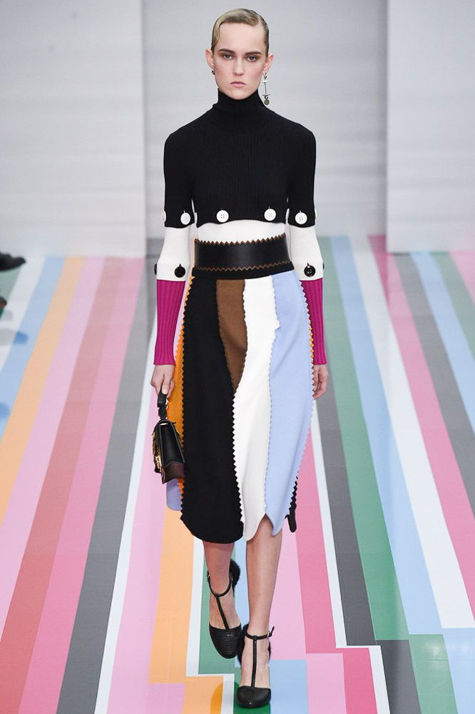 На фото: облегающий свитер осень-зима 2016-2017 из коллекции Salvatore Ferragamo.