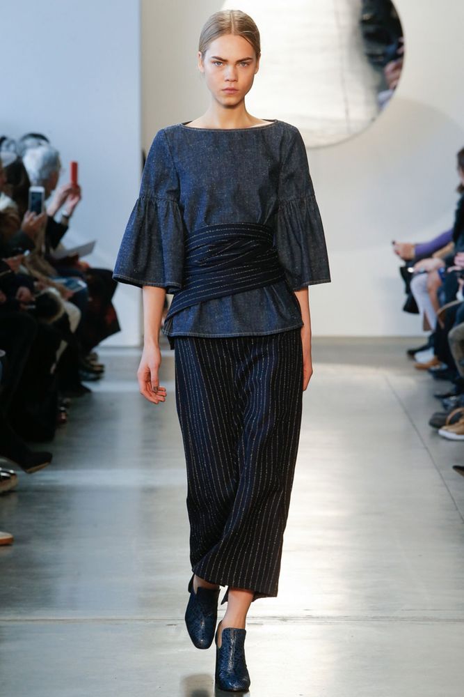 На фото: укороченные брюки в сезоне осень/зима 2016-2017 из коллекции Suno.