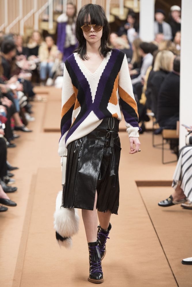 На фото: свитер с модным орнаментом осень-зима 2016-2017 из коллекции Tod's.