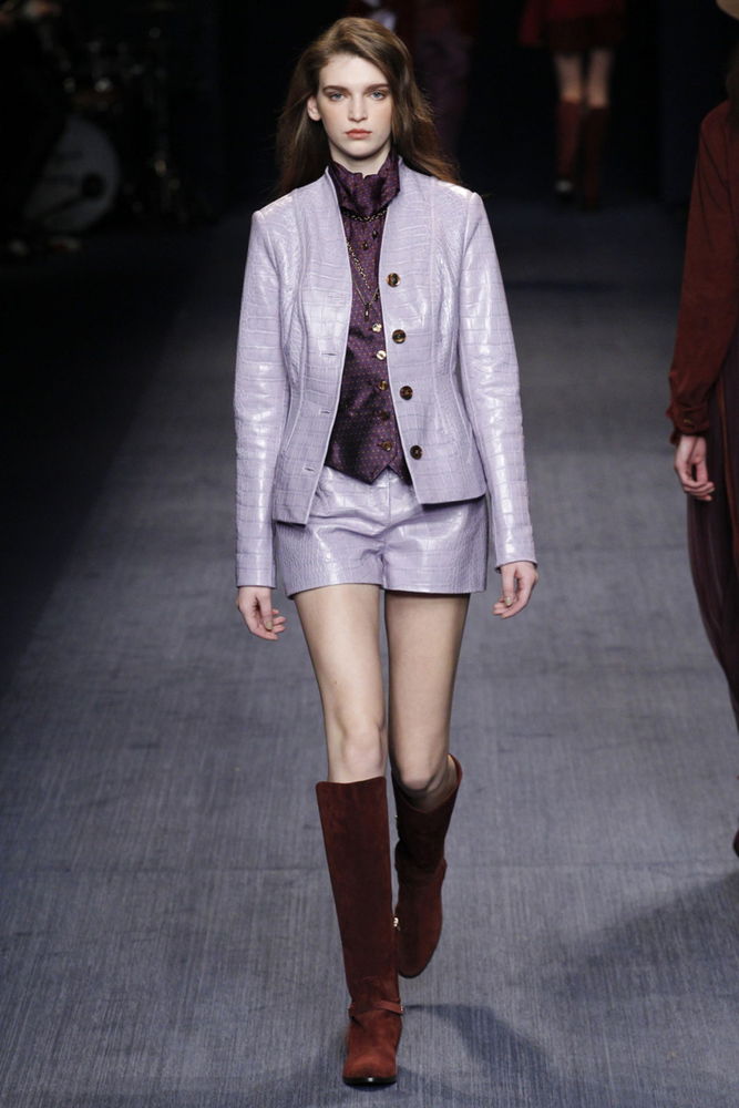 На фото: пиджак из кожи сезона осень-зима 2016-2017 из коллекции Trussardi.