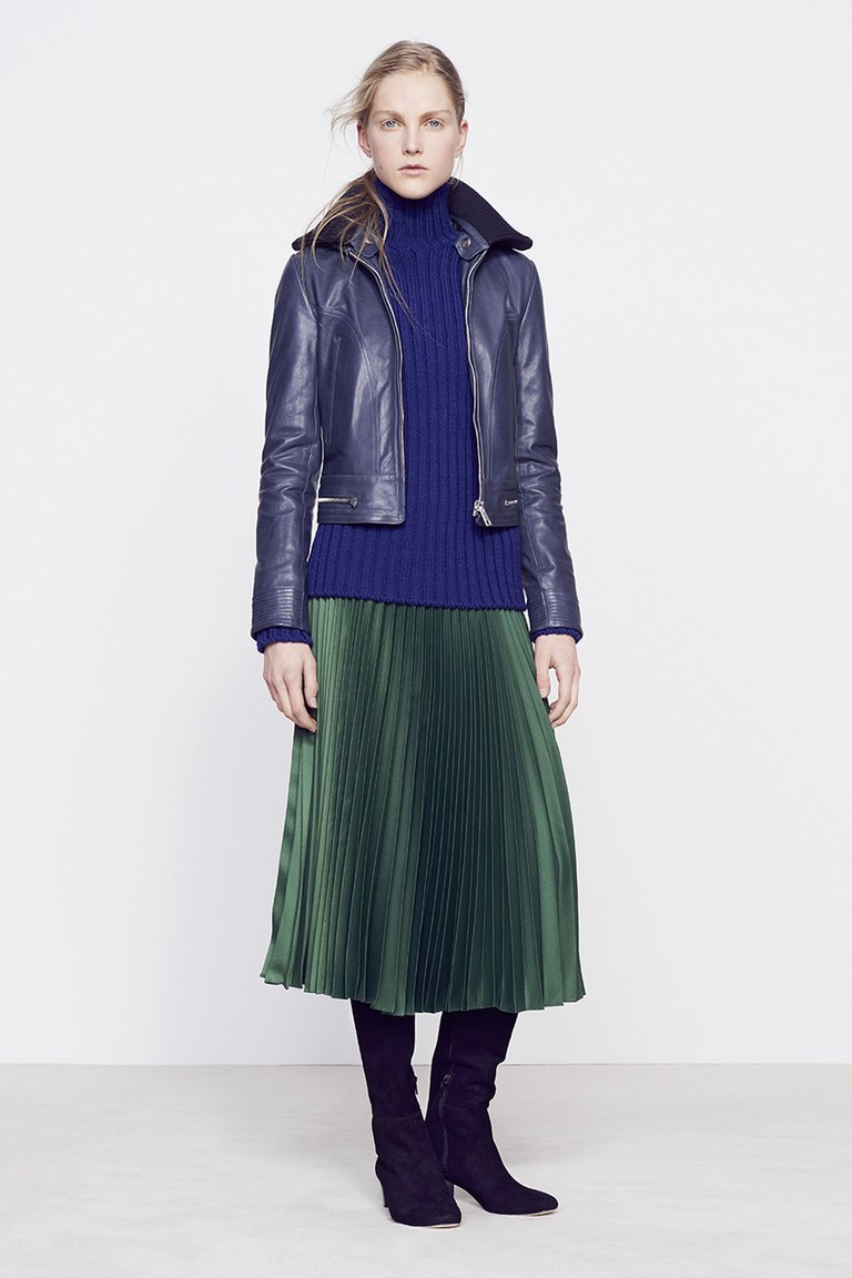 На фото: пиджак из кожи синего оттенка сезона осень-зима 2016-2017 из коллекции Vanessa Bruno.