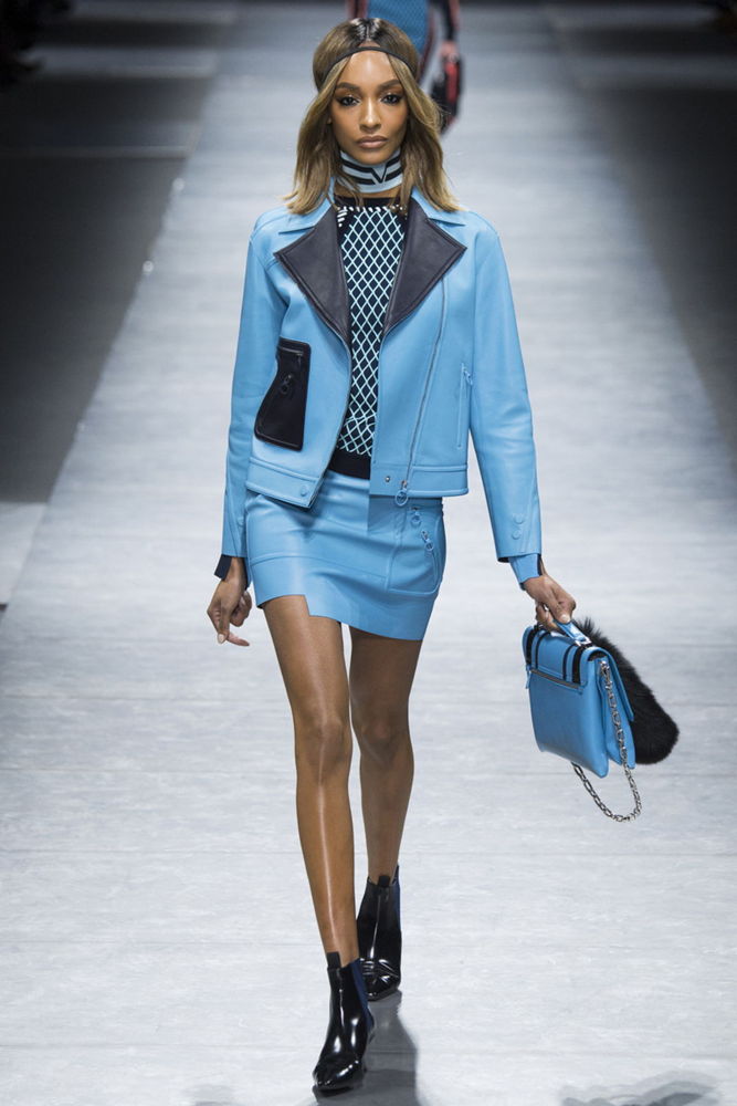 На фото: кожаная куртка сезона осень-зима 2016-2017 из коллекции Versace.