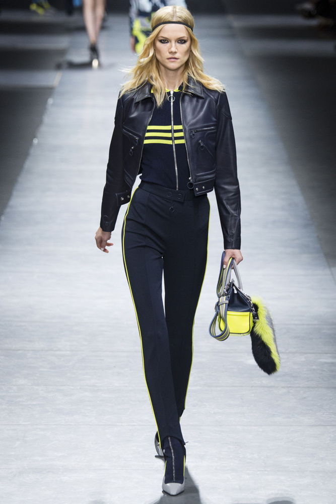 На фото: ультракороткий свитер осень-зима 2016-2017 из коллекции Versace.