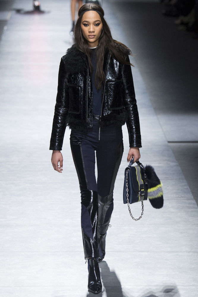 На фото: кожаная куртка сезона осень-зима 2016-2017 из коллекции Versace.