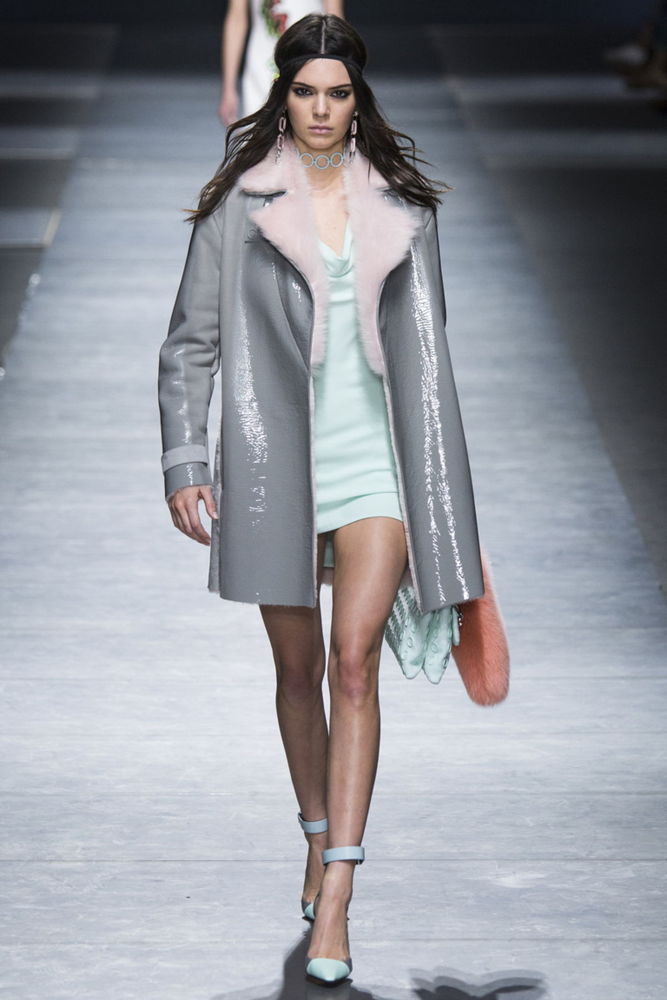 На фото: кожаный плащ сезона осень-зима 2016-2017 из коллекции Versace.